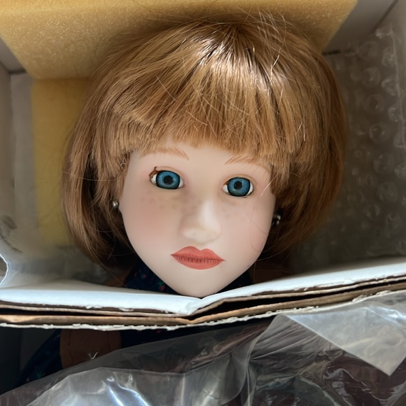 Connie Johnston 'Savannah' Doll - Hamilton Collection - Picture 5 of 11